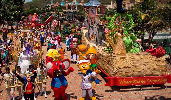 GRAND IMAGICAA PARADEJoin the enchantment as captivating performances bring the streets of Imagicaa to life under the starlit sky by our Star Performers.